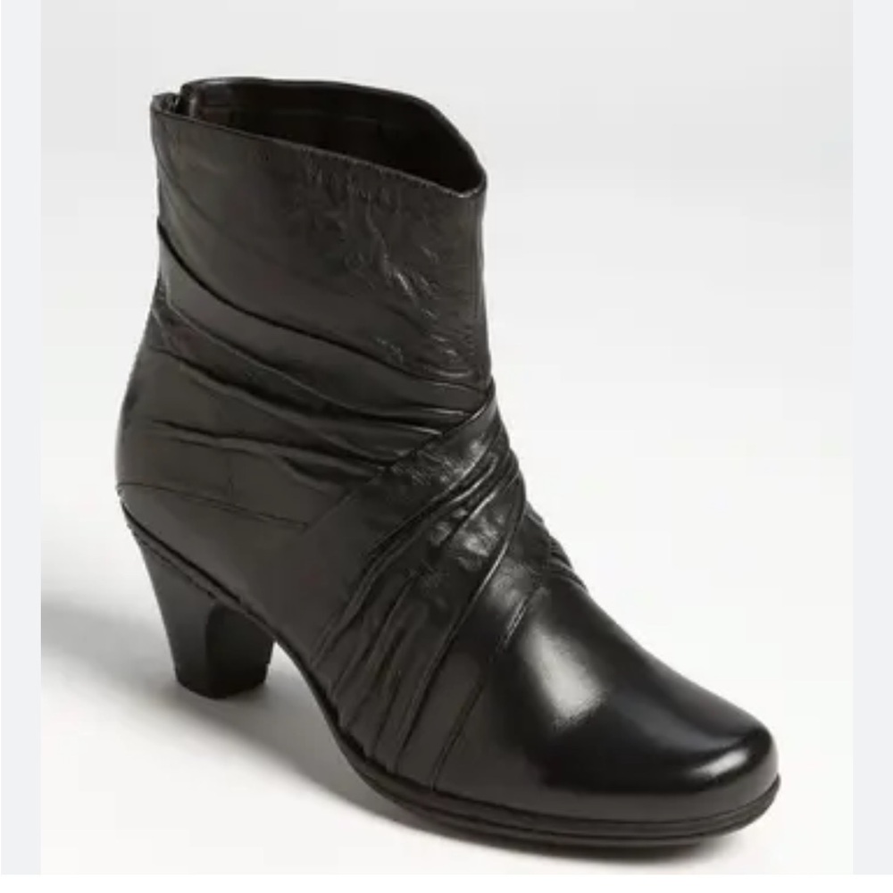 Cobb Hill 'Shannon' Black Ruched Buttery Soft Leather Stacked Heel Ankle Boot 10